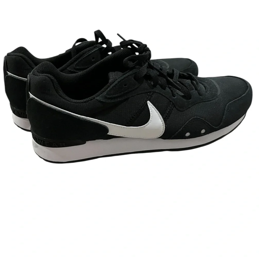 NIKE Sneakers Men’s 11 Black and White Venture Runner NWOT